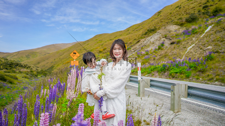 鲁冰花母女下午母女户外半身照摄