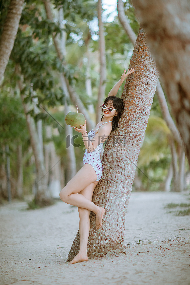 人物白天美女椰树林比耶摄影图配