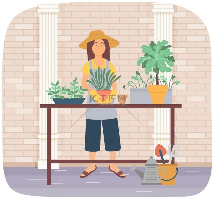 女孩手里拿着植物站着。