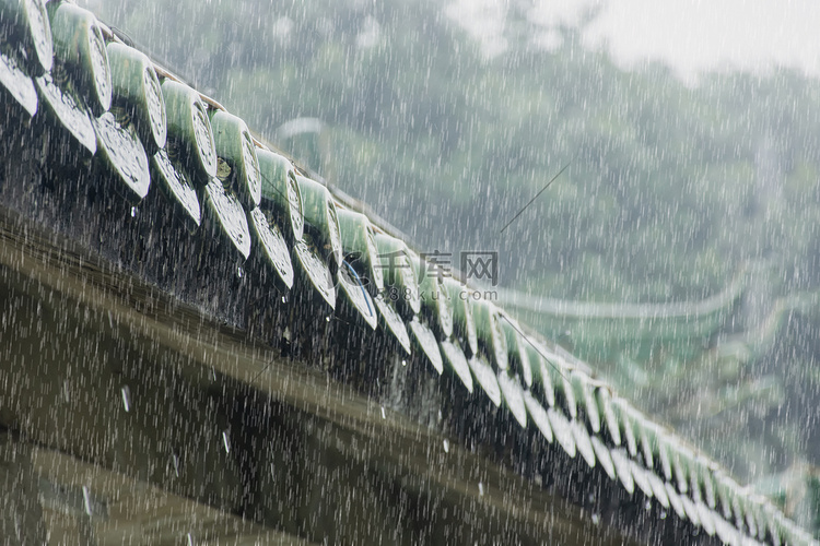 白天户外复古建筑檐梁下雨摄影图