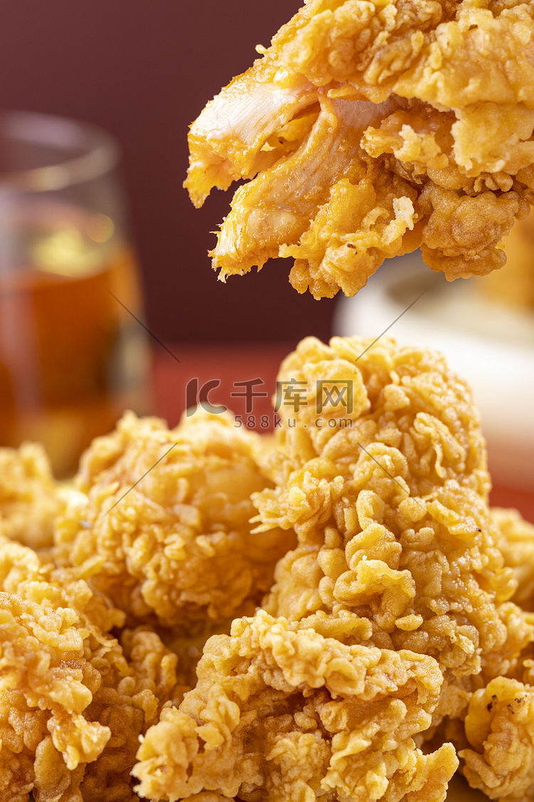 特色金黄色营养炸鸡块食品摄影图