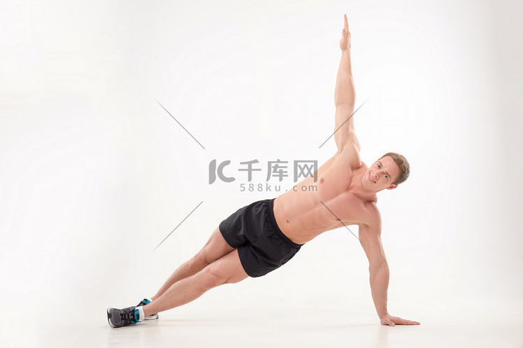 男子运动员做健身瑜伽练习