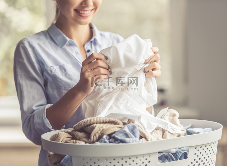 女人洗衣服