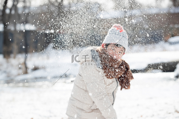 在外面玩雪的小男孩