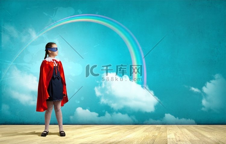超级小孩学龄女孩在超级英雄服装
