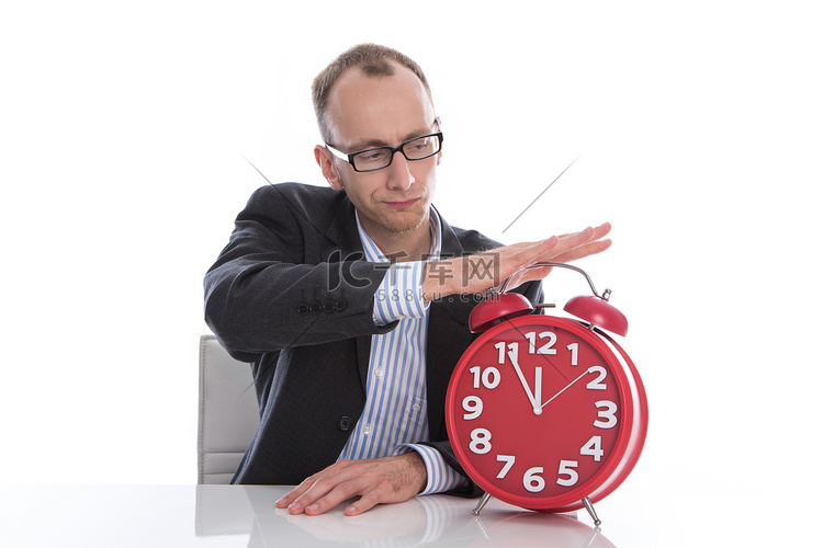 商人在孤立的红色时钟停止时间