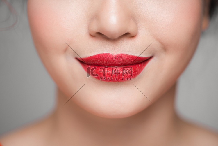 美丽漂亮的红嘴唇的特写镜头。选