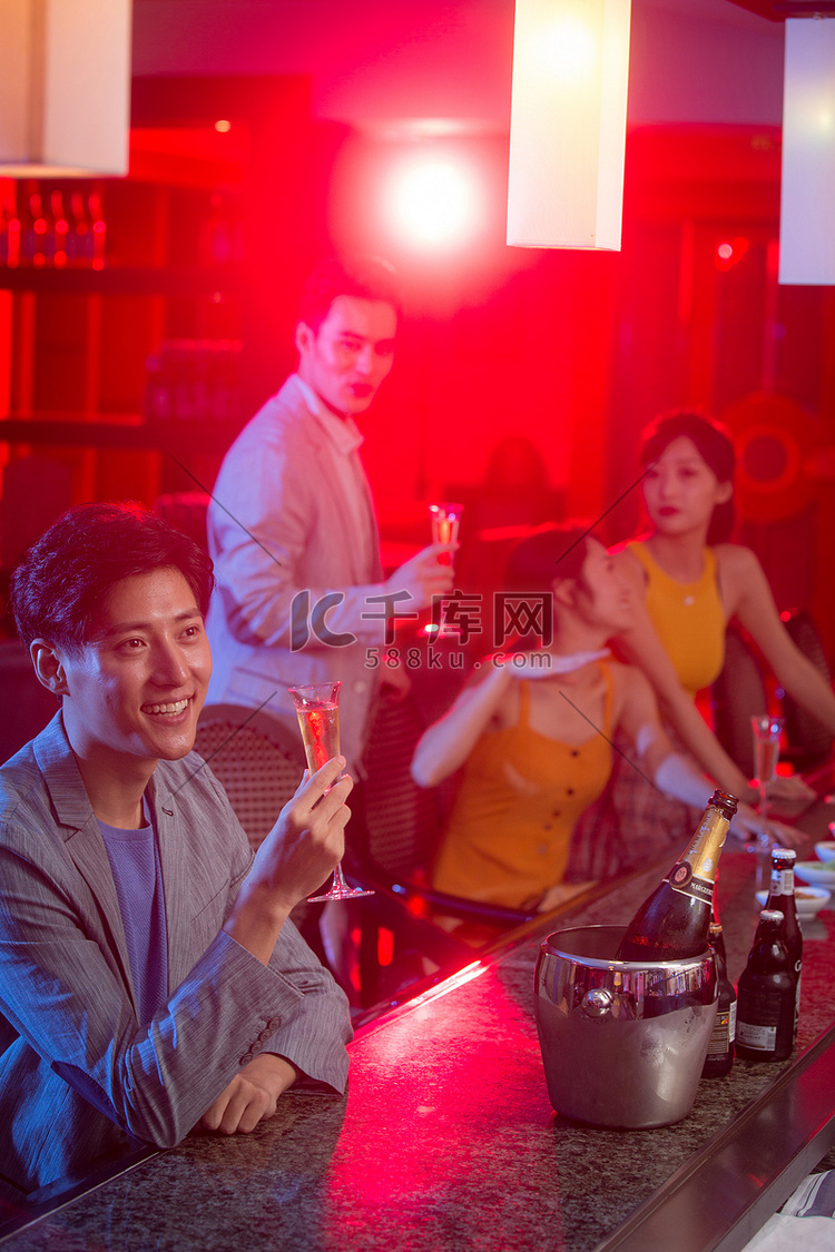 青年人在酒吧喝酒