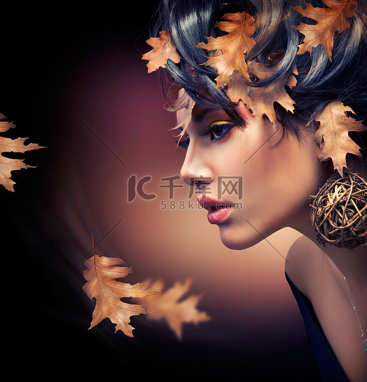 秋季女时装肖像。秋天