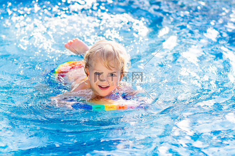 孩子学习游泳。游泳池里的儿童.
