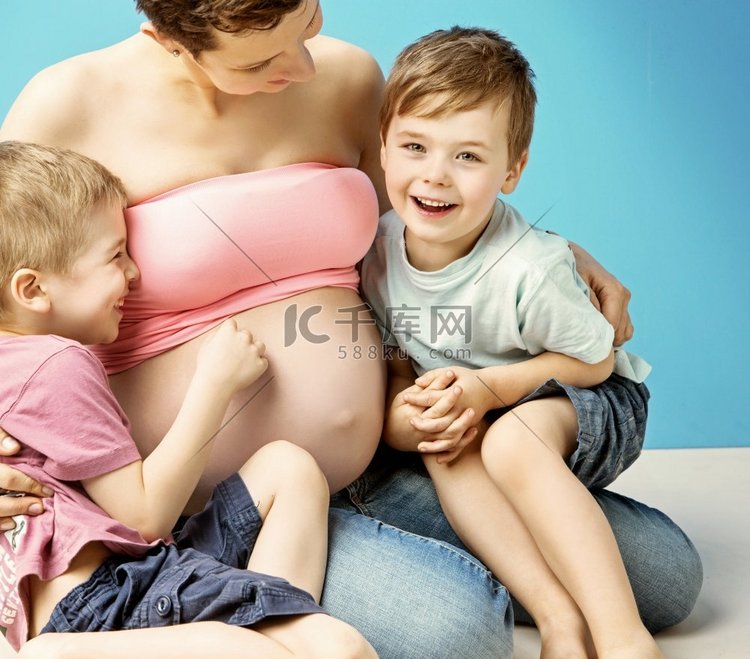 体贴的孕妇拥抱她可爱的儿子