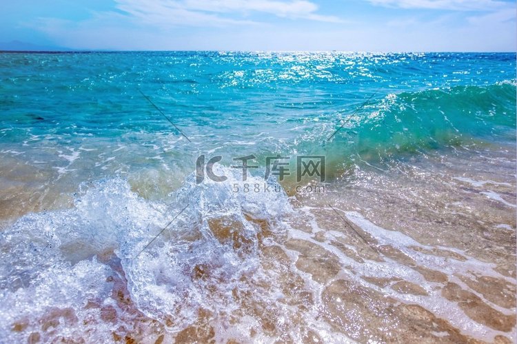 沙滩上的海浪。热带沙滩上的海浪