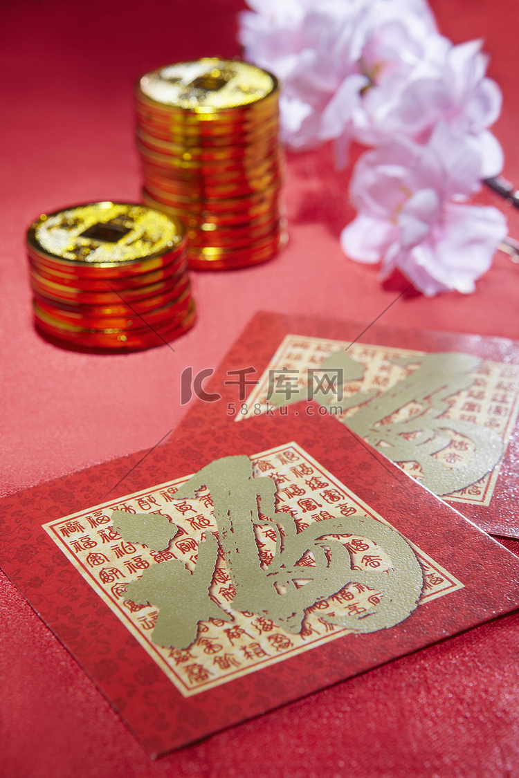 以金币和鲜花为背景的中国新年红