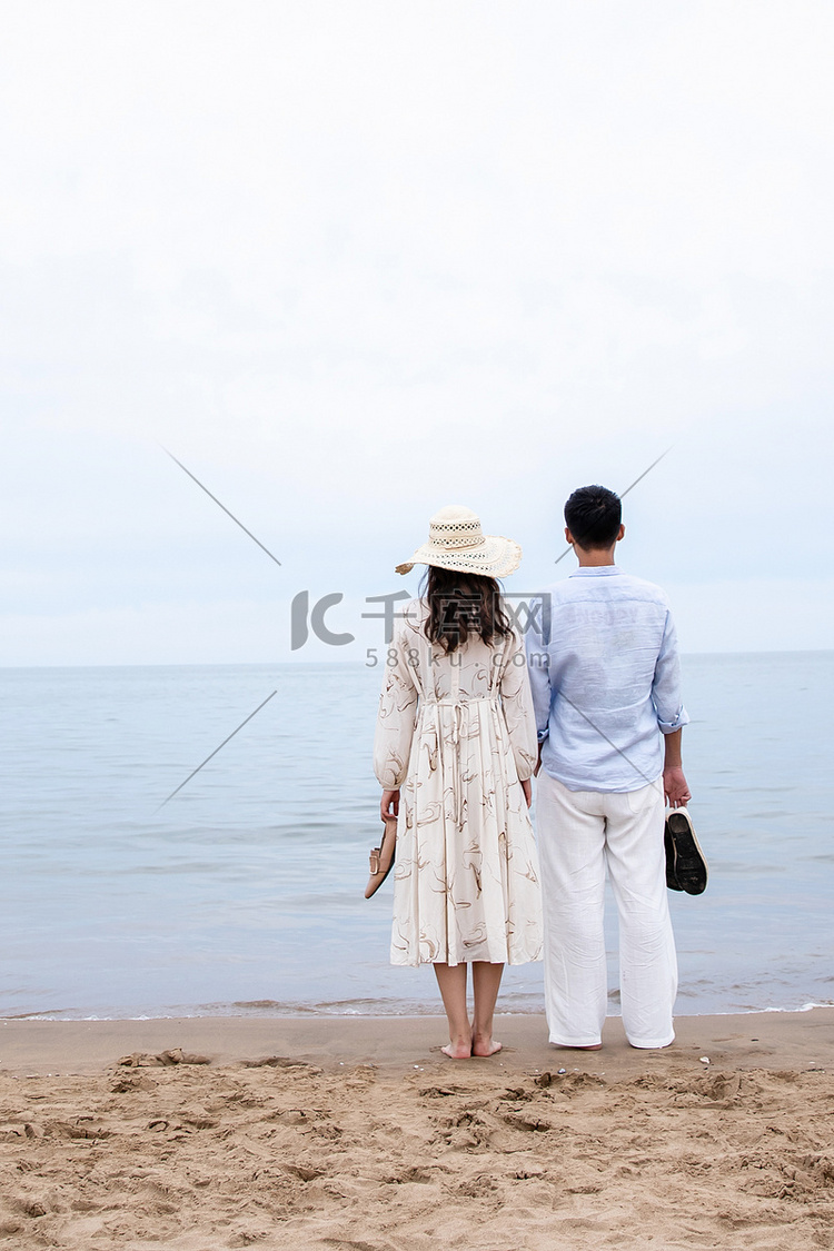浪漫的青年夫妇站在海边