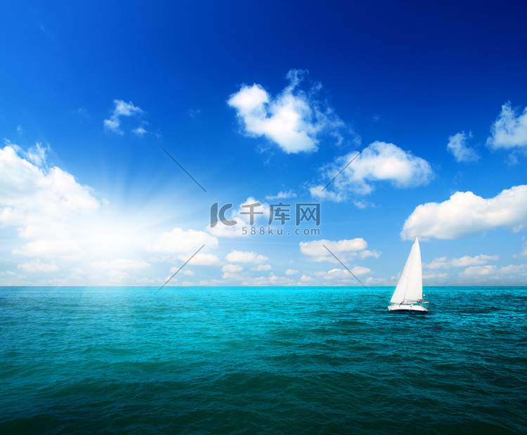 帆船的天空和海洋