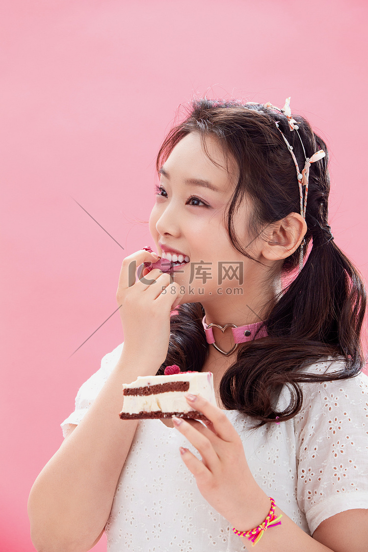 年轻女孩吃蛋糕
