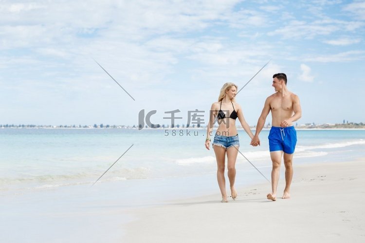 海滩上浪漫的年轻情侣。海滩上一
