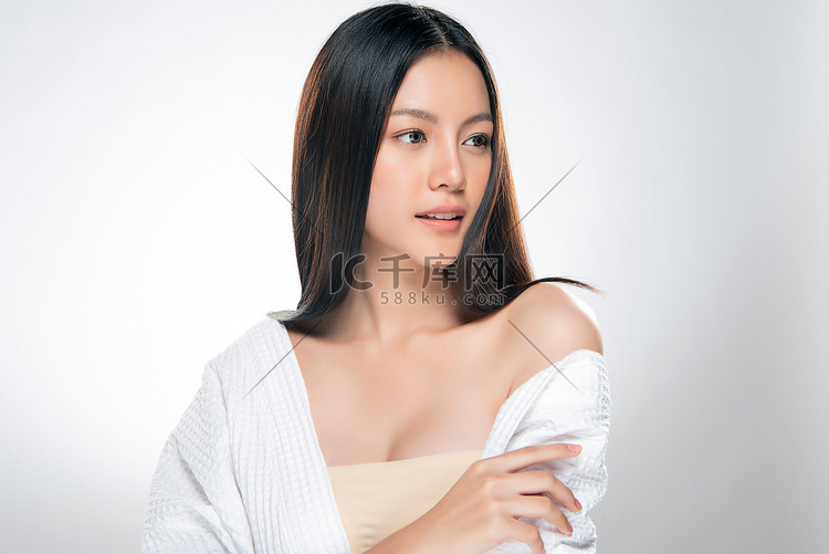 美丽的年轻亚洲女子，皮肤清澈清
