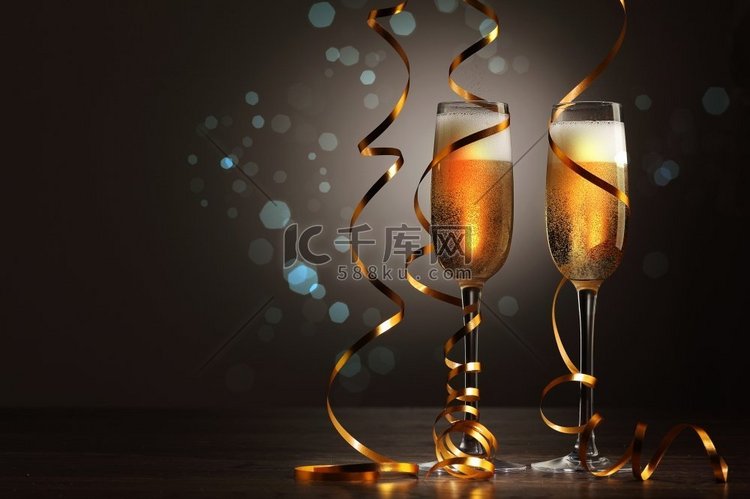 新年派对上的几杯香槟。准备好迎