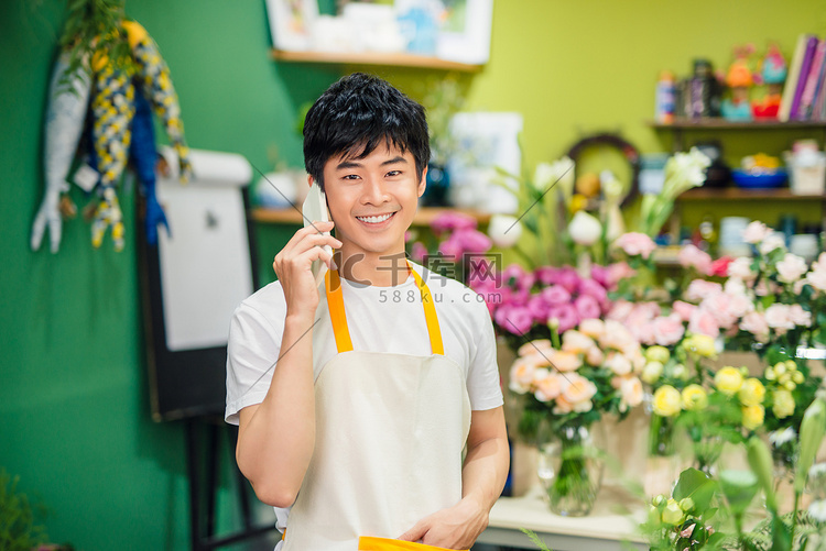 谈电话的男性花店