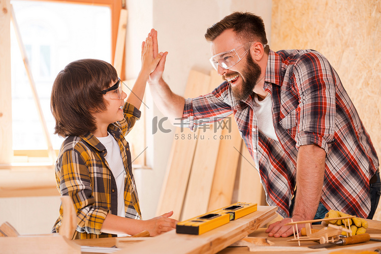 木匠和儿子给击掌