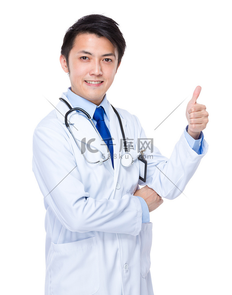 年轻的医生，用拇指向上