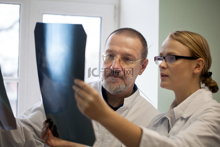 高级和年轻医生检查 x 射线图像