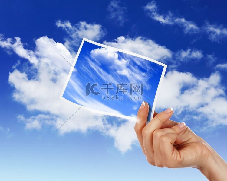 带边框的淡蓝色天空和白云的图像