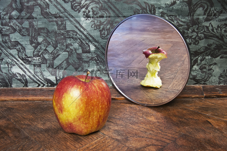 苹果在镜中反映出的超现实主义的