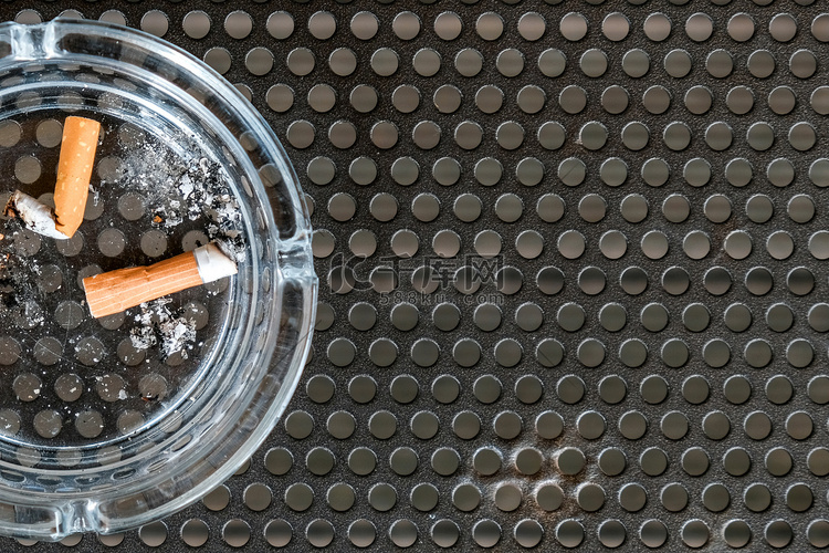 香烟对接在一个烟灰缸上的黑色金