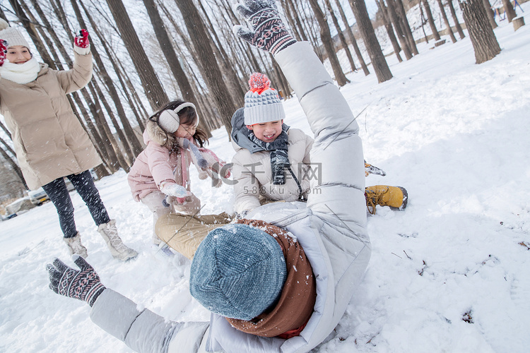 雪地里打雪仗的快乐家庭