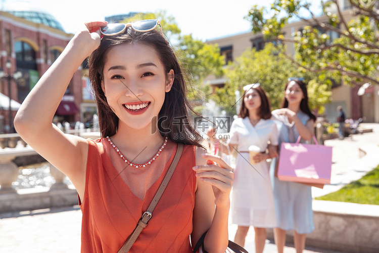 青年女人和闺蜜逛街购物