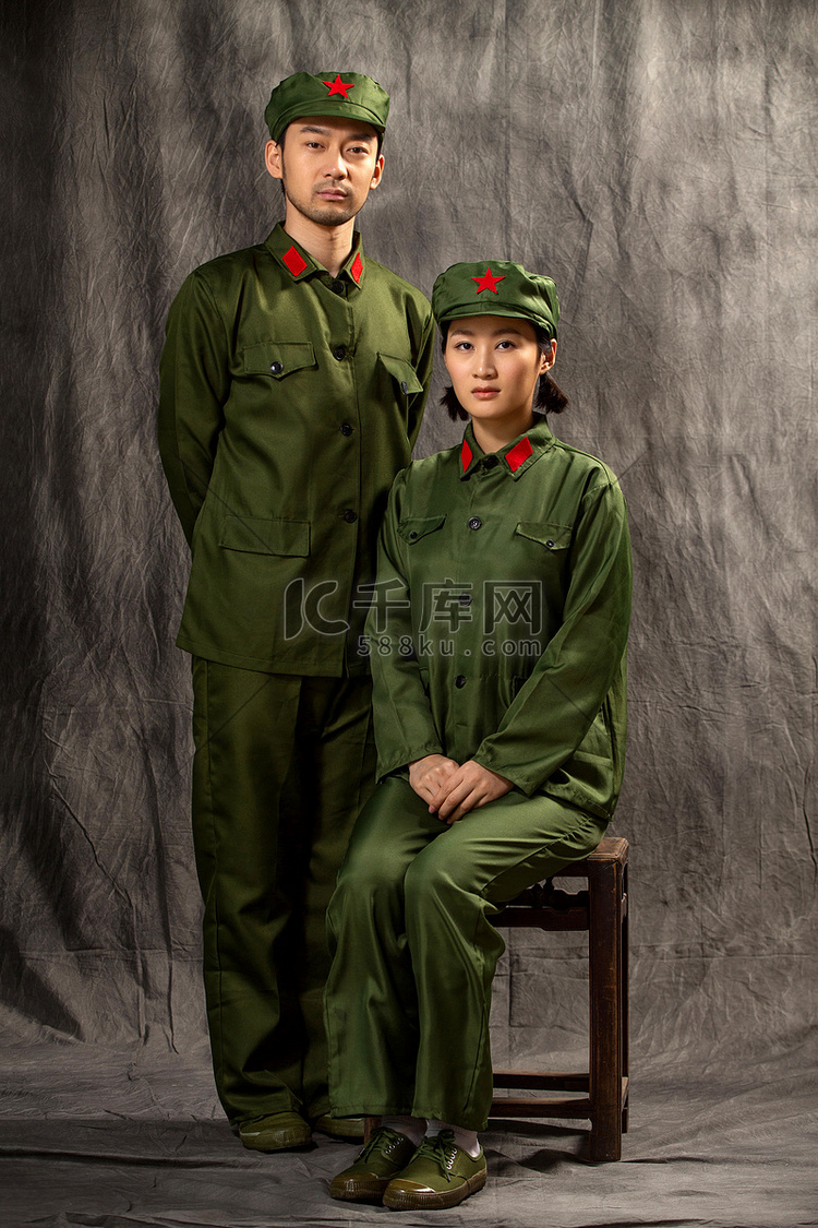 青年夫妇的军装照