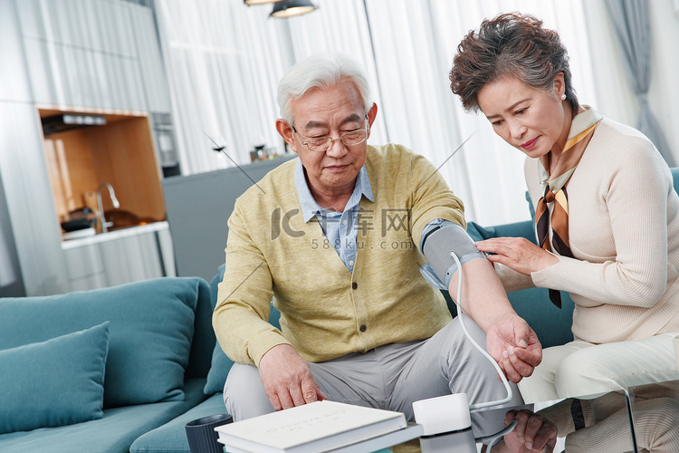 老年夫妇测量血压