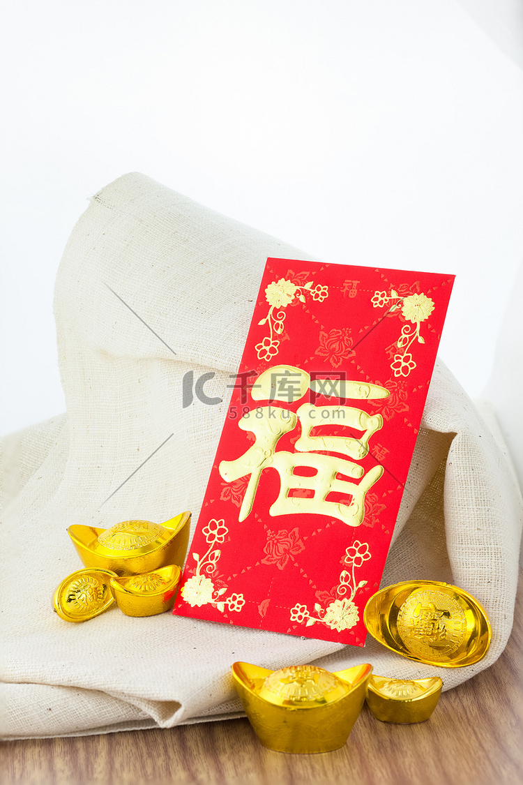 中国农历新年节日装饰着金黄色和