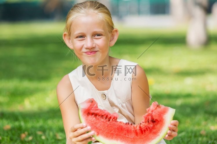吃西瓜的女孩。公园里的可爱女孩