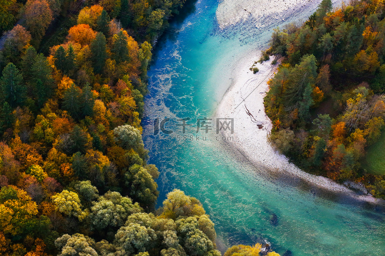 绿松石河蜿蜒穿过森林景观 