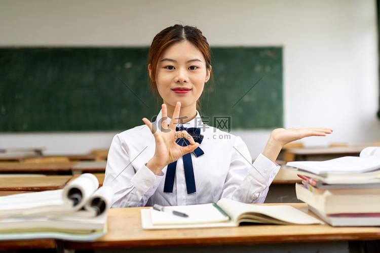 在教室里自习思考的女同学4