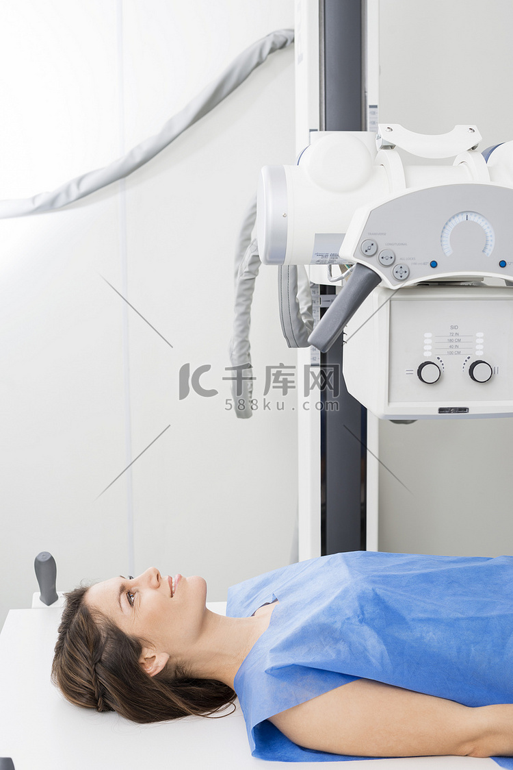女病人躺在检查室的 x 光机下