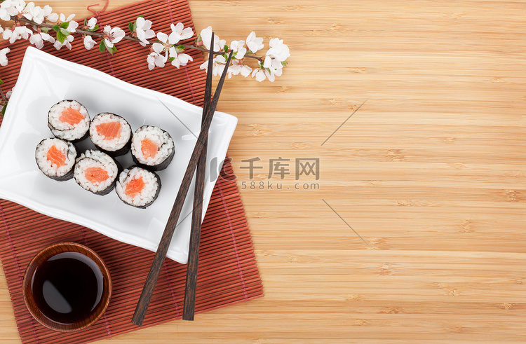寿司寿司三文鱼和小樱支