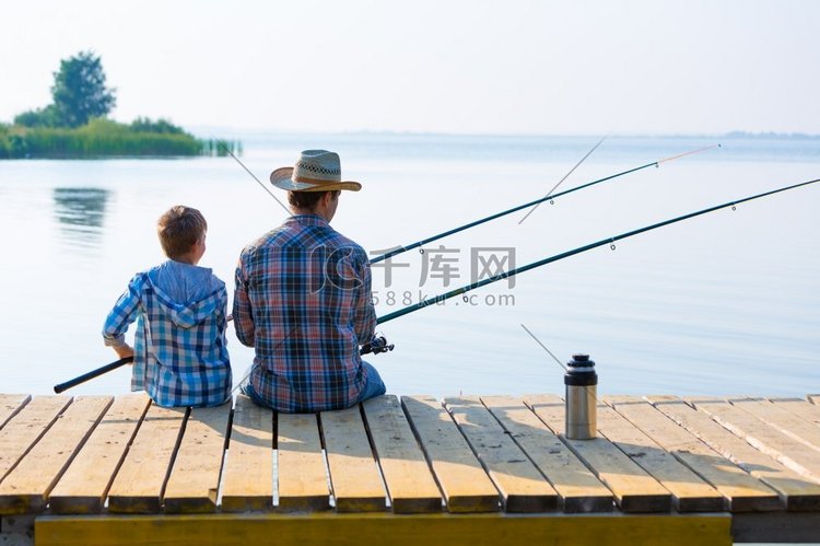 男孩和他的父亲一起钓鱼。男孩和