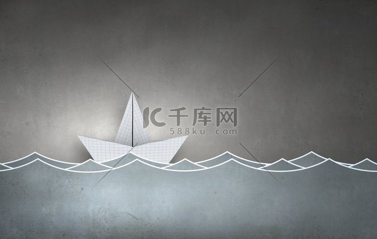 纸船。漂浮在海面上的纸船