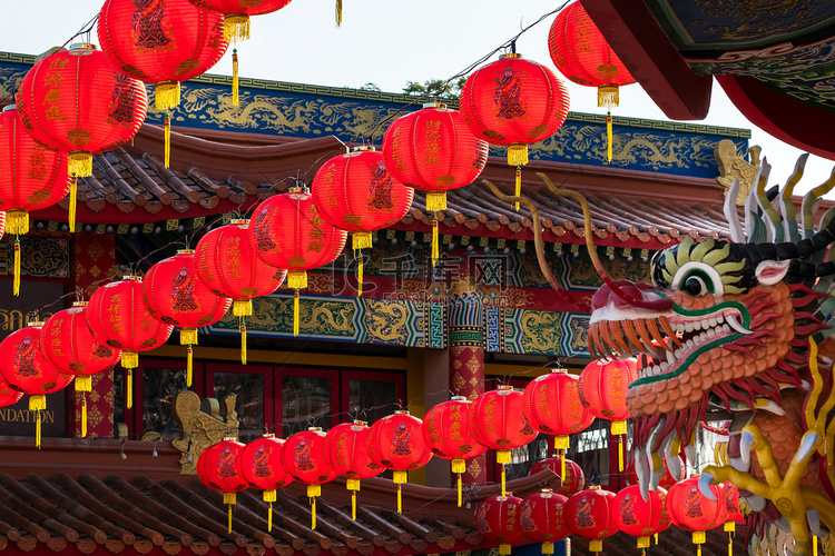 中国寺庙里的红色中国年灯。泰国