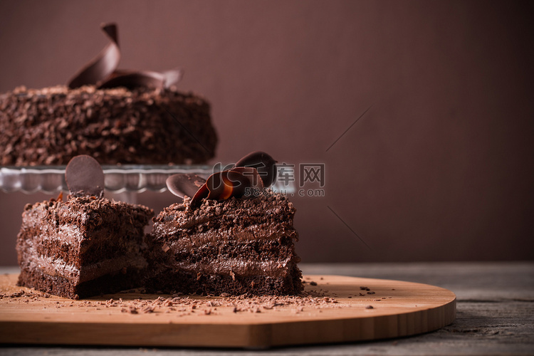 老木桌上的巧克力蛋糕