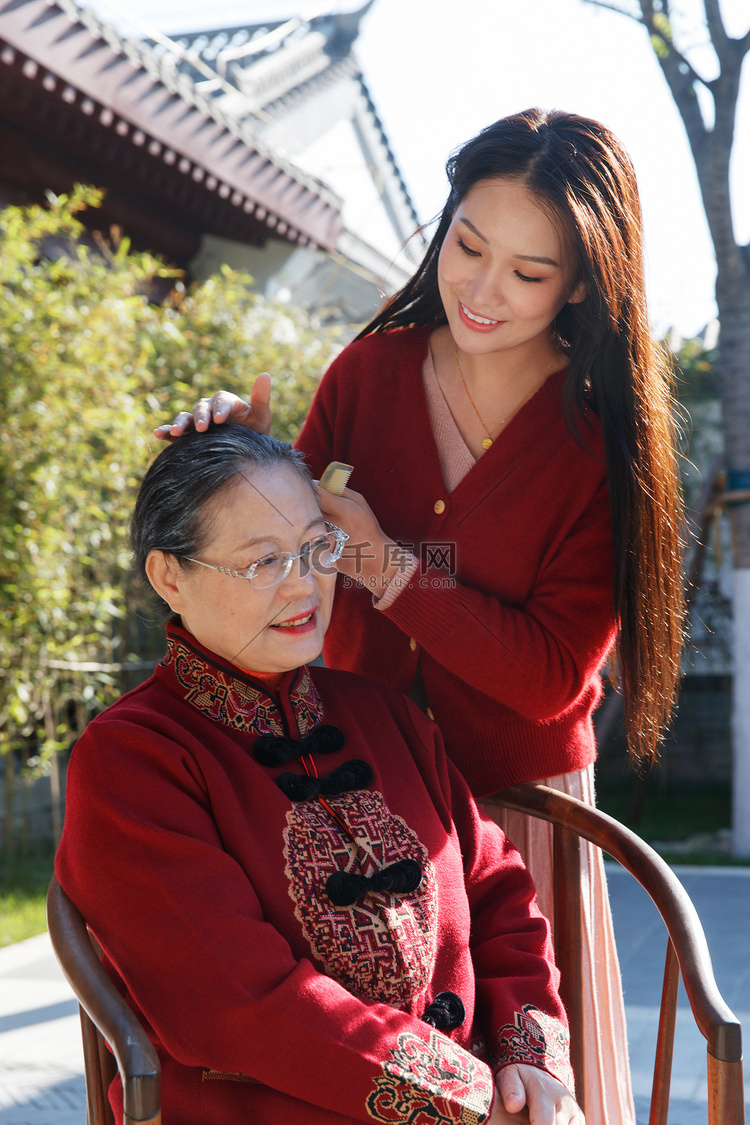 青年男人过年回家