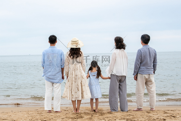 快乐的一家人站在海滩上