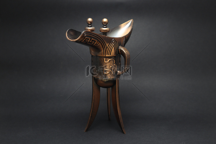 中国古代礼仪青铜酒杯 . 