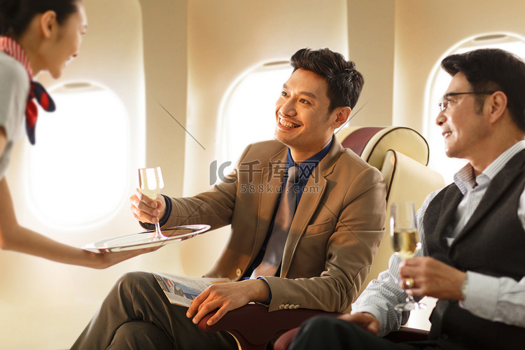 商务男士乘坐飞机喝酒