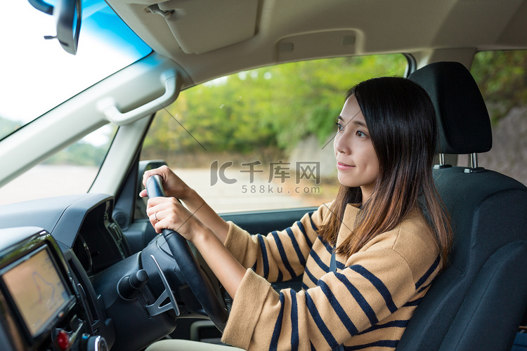 妇女驾驶汽车