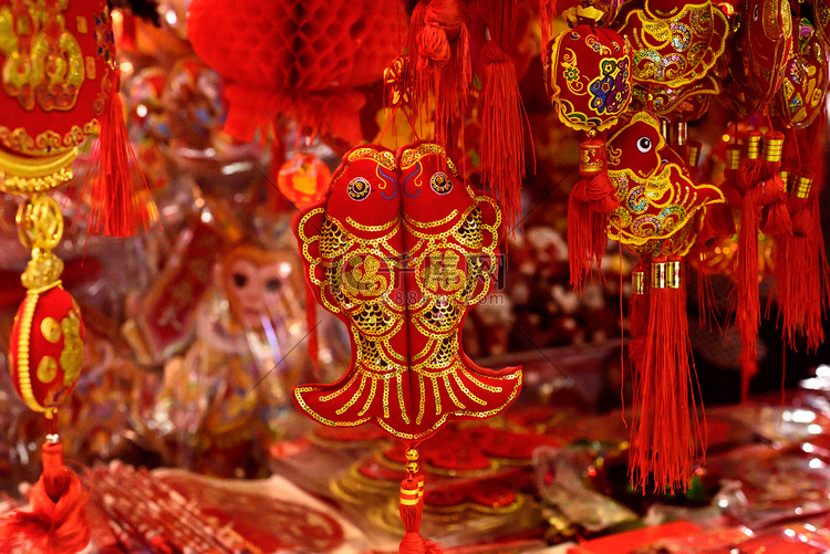 传统的中国红色鱼装饰品